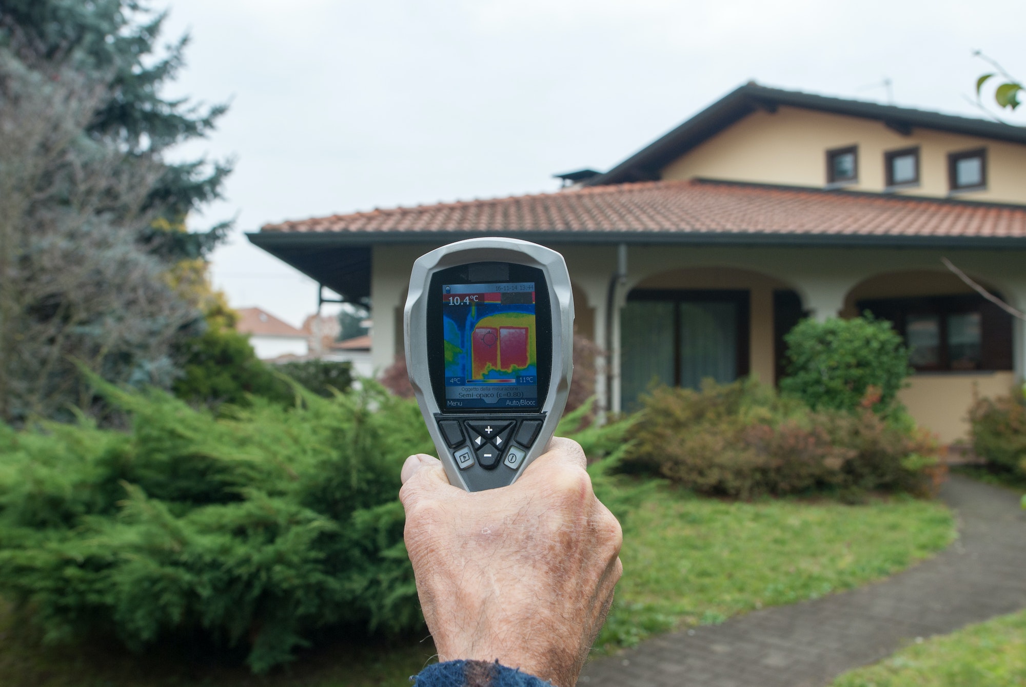 Analysis of the external heat lost in a villa with a thermographic camera in hand
